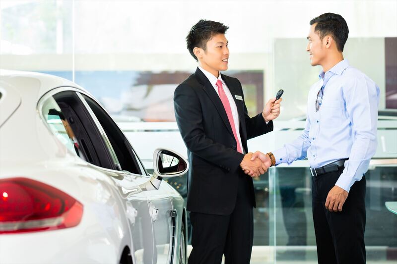 顧客と握手する営業マン