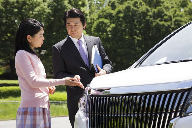 車の外装を紹介するスタッフ