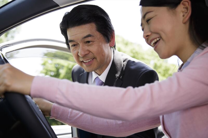 車を試乗させるスタッフ