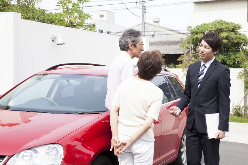 シニア世帯に車を紹介するスタッフ